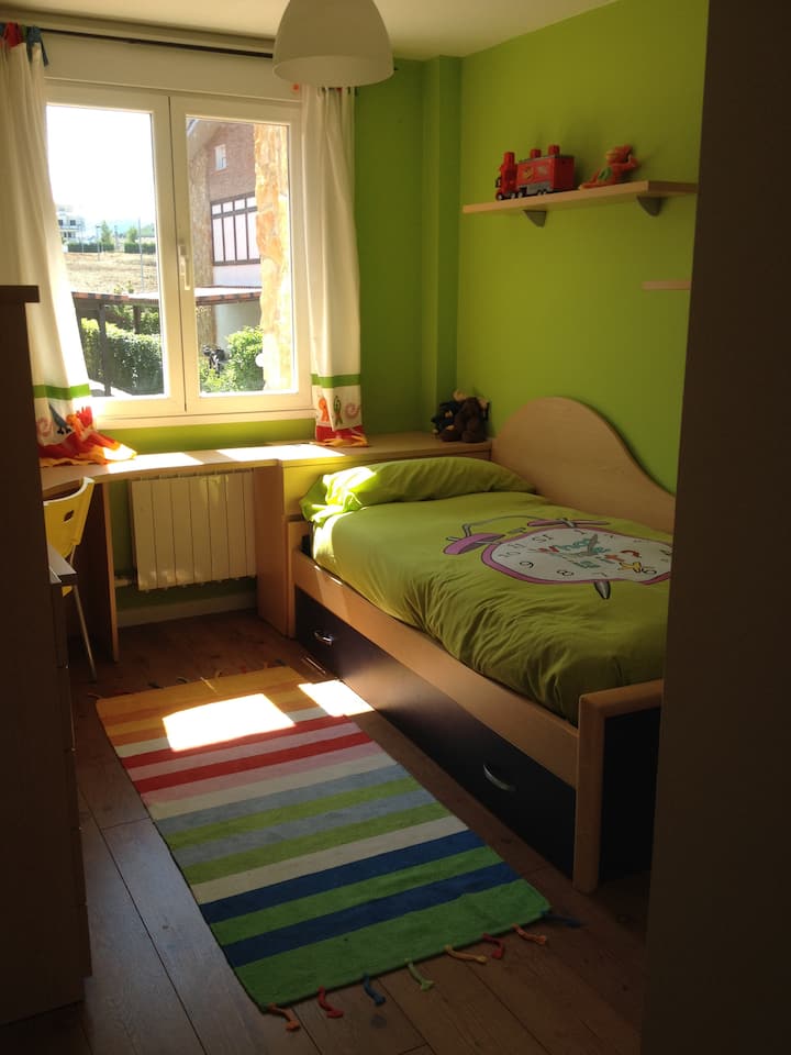 Ახალგაზრდა ოთახი სხვა საწოლის (დასაწოლი საწოლის) შესაძლებლობით.