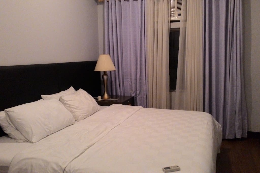 option 1: 1 king bed
option 2: 2 single beds