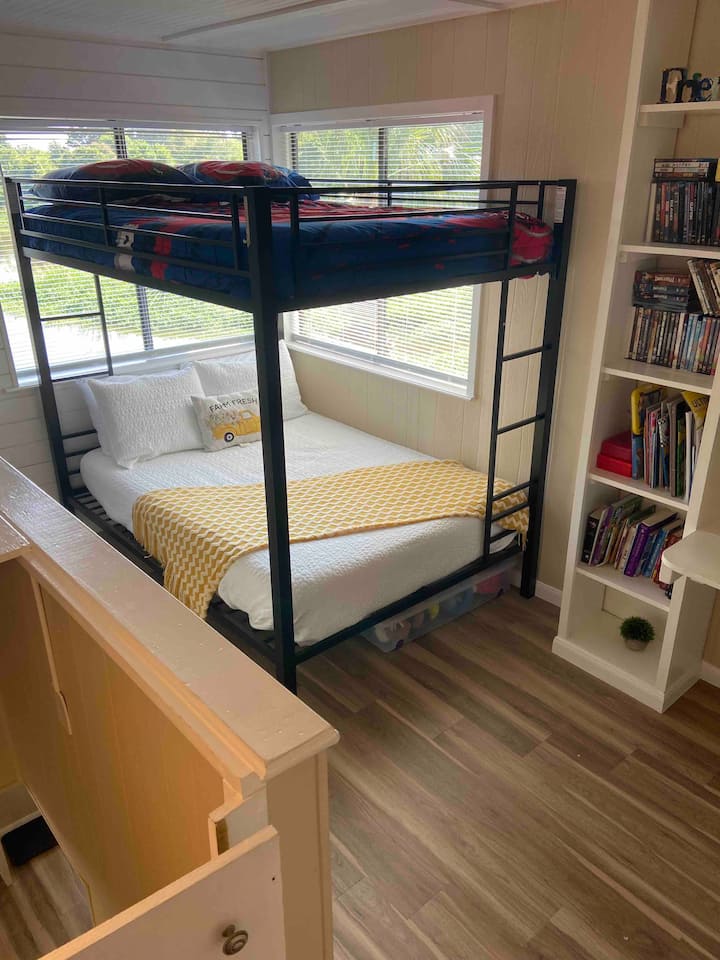Lits superposés complets à l'étage. Belle vue sur le lac depuis les fenêtres ! 