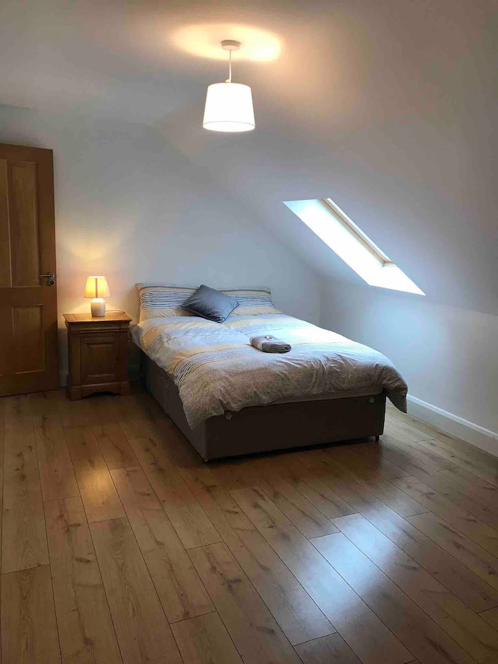 غرفة النوم 4 - حمام داخلي. سرير مزدوج (مرتبة فوتون مزدوجة إضافية اختيارية)