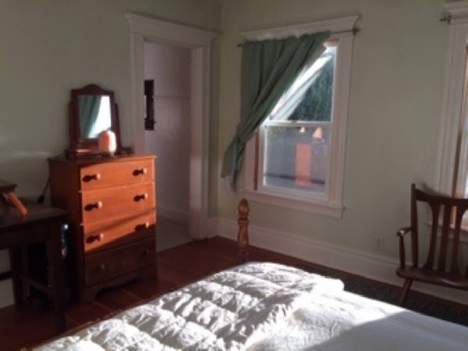 Middle bedroom