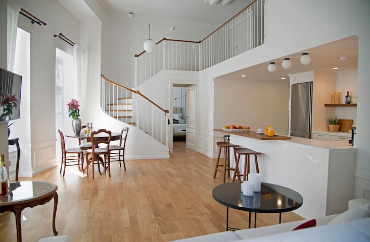 Voreas | 2BDR Suite Ermou Str. View | 4 Streets