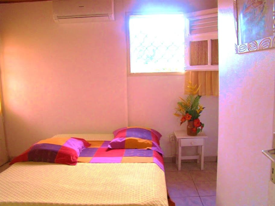 Chambre avec placard ,clim et moustiquaires