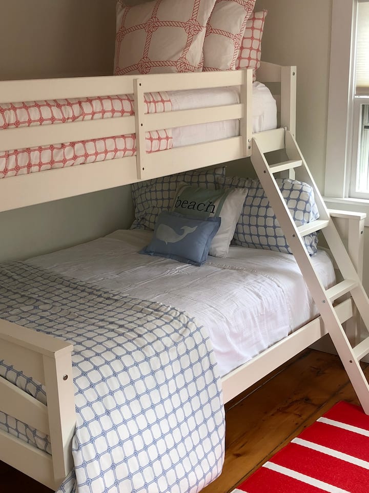 מיטת קומתיים בחדר השינה השלישי