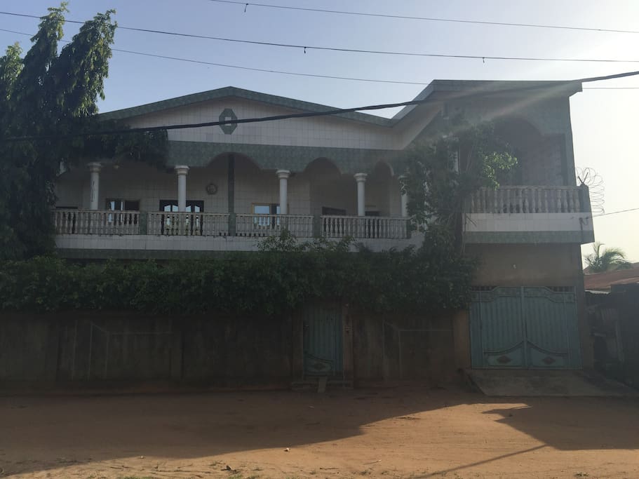 Villa luxueuse entièrement équipée à Calavi - Villas à louer à Abomey Calavi, Atlantique Department, Bénin Airbnb Logement entier à Abomey Calavi (Bénin). Grande villa air + 1 très luxueuse à Abomey-Calavi. Le logement comprend tous les équipements de base : 2 salons meublés, 3 chambres disponibles e...... Villa luxueuse entièrement équipée à Calavi - Villas à louer à Abomey Calavi, Atlantique Department, Bénin