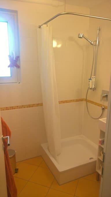 Tageslichtbad mit Dusche