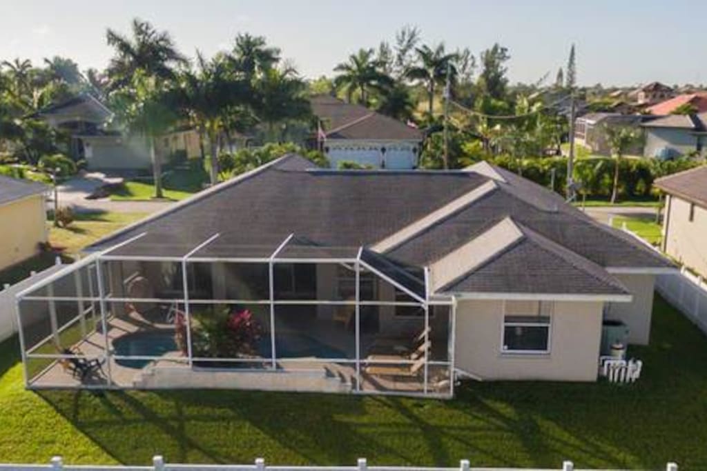 Sungetaway patio is enclosed with lanai and is fenced in for added privacy.