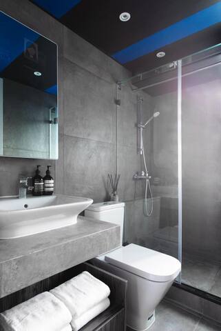 Designer furnished 3 bedroom/2 bath in Central! gallery image 4