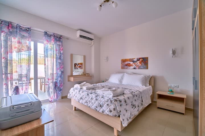 Kitanda cha ukubwa wa malkia, kinaruhusu ufikiaji wa eneo la kujitegemea la chumba cha Villa ili kufurahia Veranda