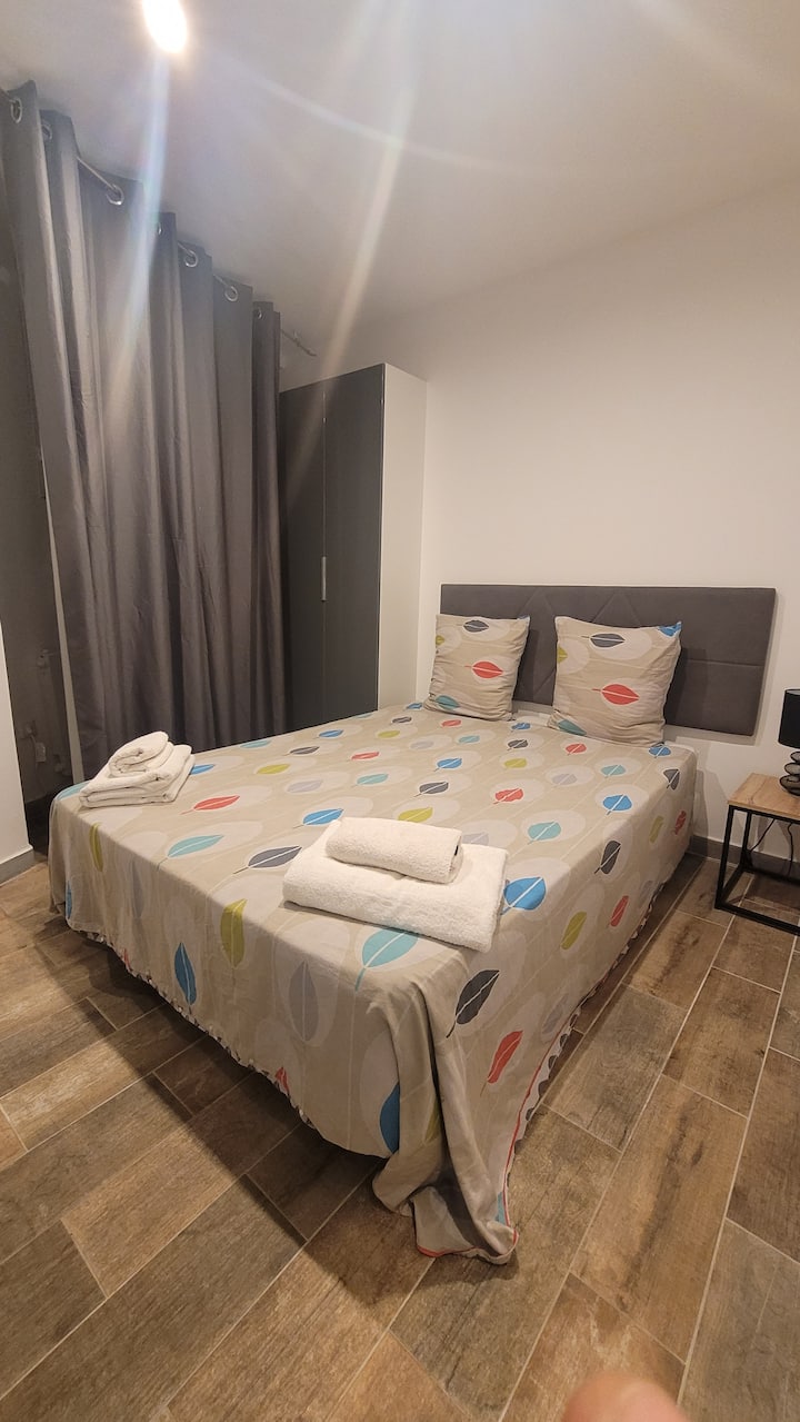 Spavaća soba 1 se sastoji od 1 bračnog kreveta. Posteljina je obezbijeđena