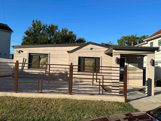 Spacious 3BR Detach house w/Parking in Quiet area gallery image 3