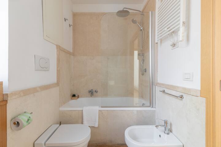 iFlat | Navona White and Stylish Apartment gallery image 5