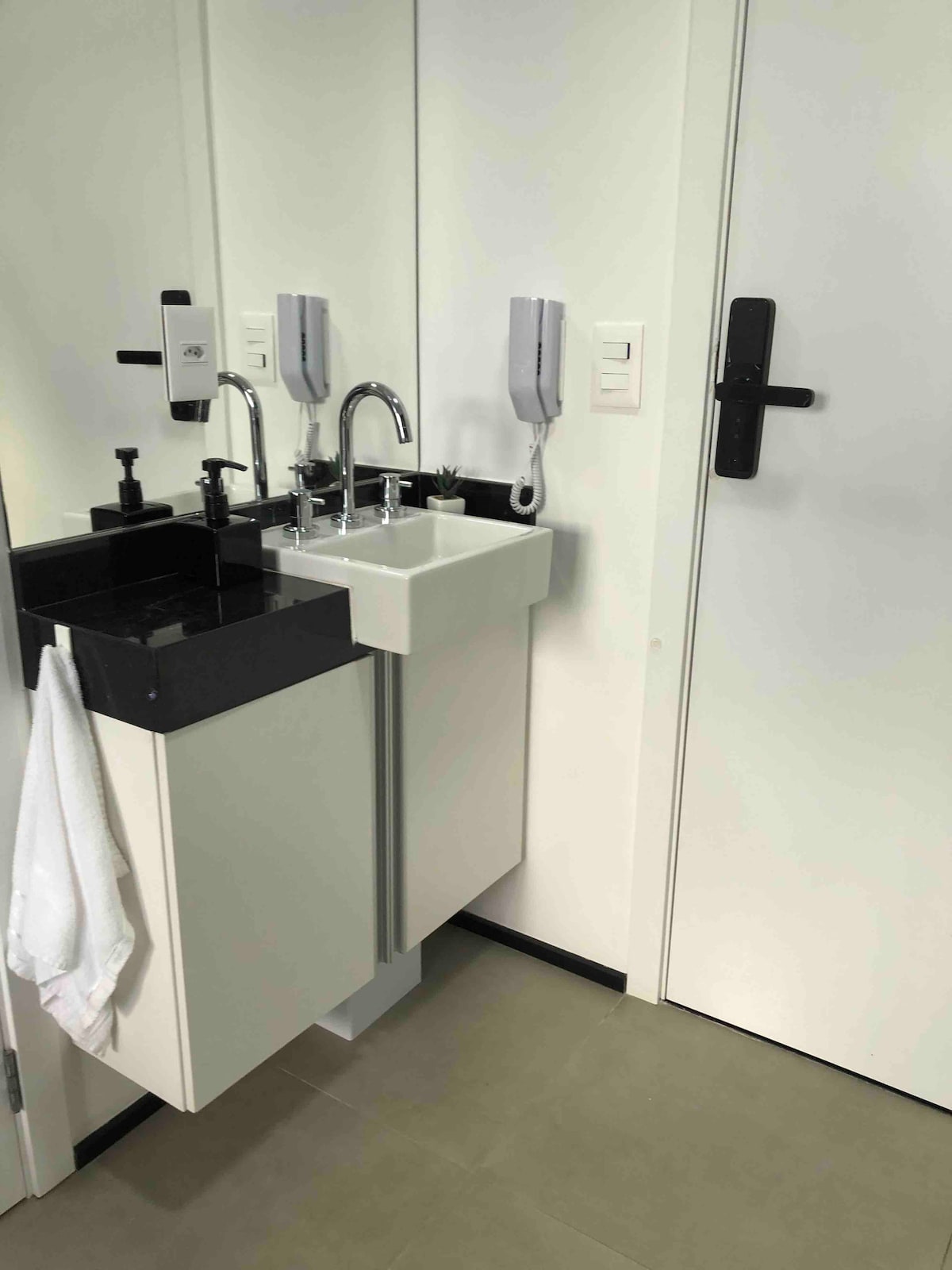 Umývadlo so zrkadlom a teplou vodou