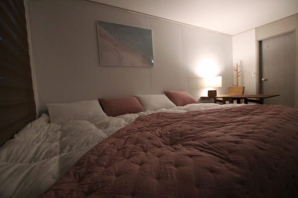3명이 사용해도 충분한 300 cm 침구입니다.
This bed is available for 3 people