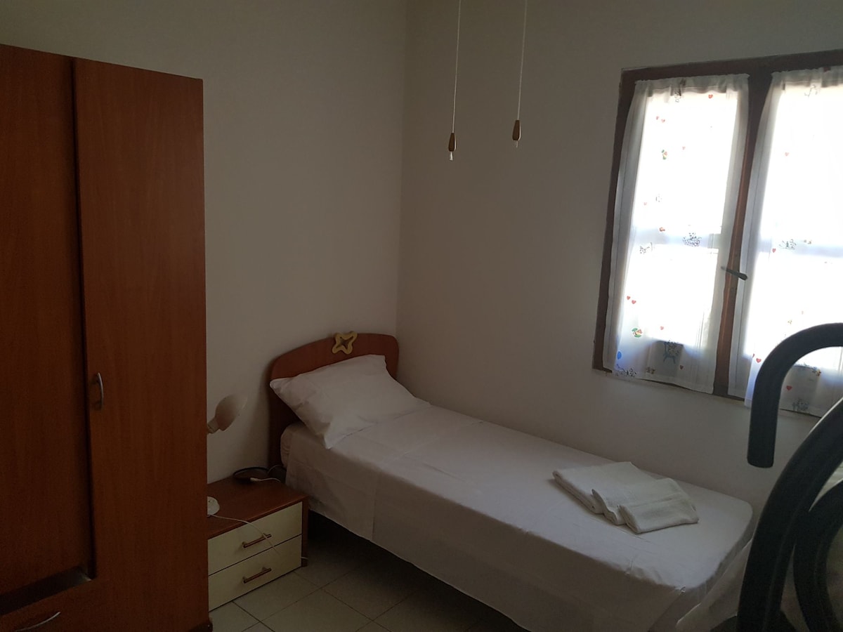 Kitanda kimoja, chumba kidogo cha kulala