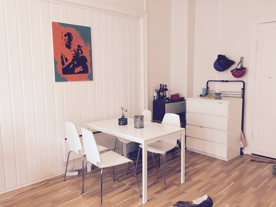 Table to eat or work at.