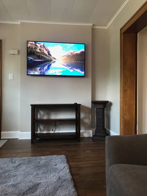 4k UHD TV w/ Internet & Cable