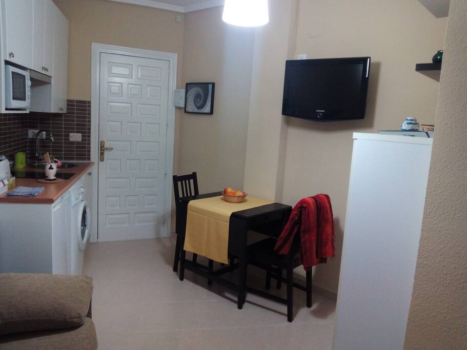Puerta entrada y zona cocina/comedor