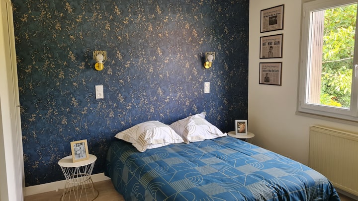 Chambre de Biff Tannen
Lit standard 2 places. Sheets, blankets, and pillows are provided. Bed made upon your arrival.