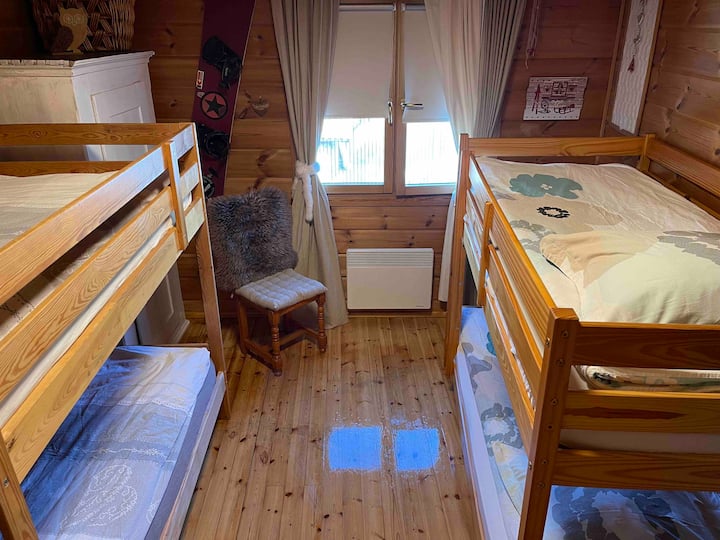 ห้องนอนที่ 2 ชั้นบน 
วิวคอทเทจ 
4 เตียงพร้อมเตียง 
2 ชั้น 2 หลัง 
(ทำเตียงสองชั้นยาว 190)
