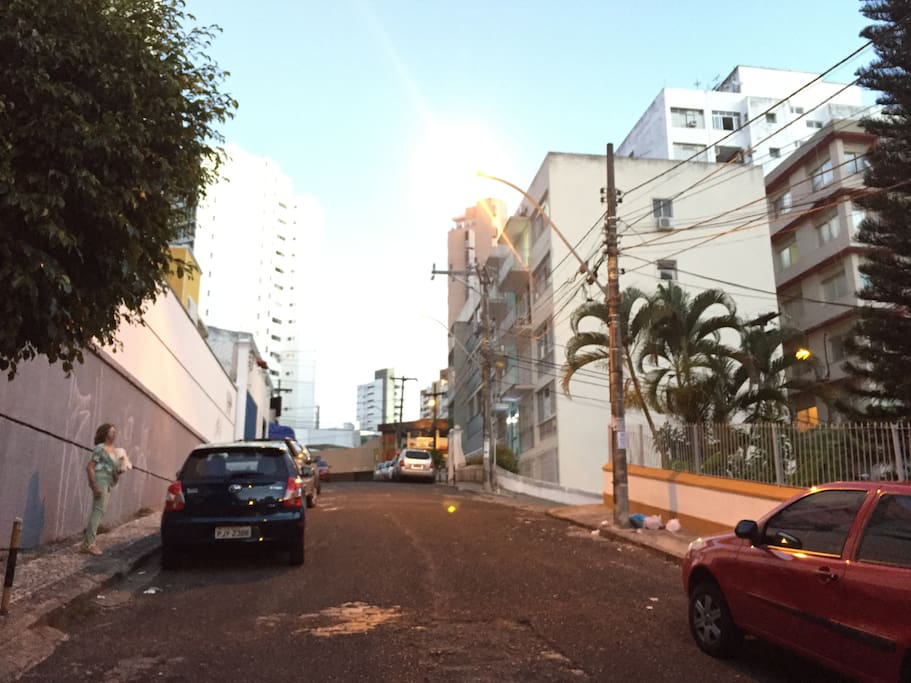 Rua local que dá acesso a bancos, farmácias, Correios, restaurantes, delicatessens e mercados.