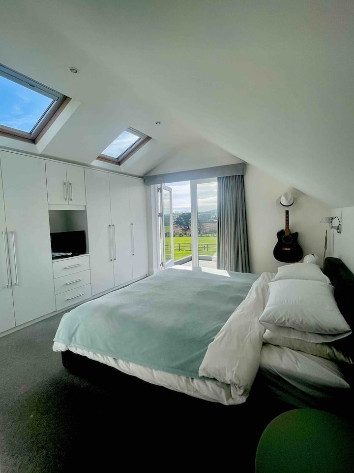 Dormitorio 1. Orientado al suroeste con su propio balcón privado, televisor pequeño, luces de noche con atenuadores, persianas de techo de control remoto y baño privado. Cama tamaño súper king.
Hay escaleras en esta habitación sin puerta de escaleras.