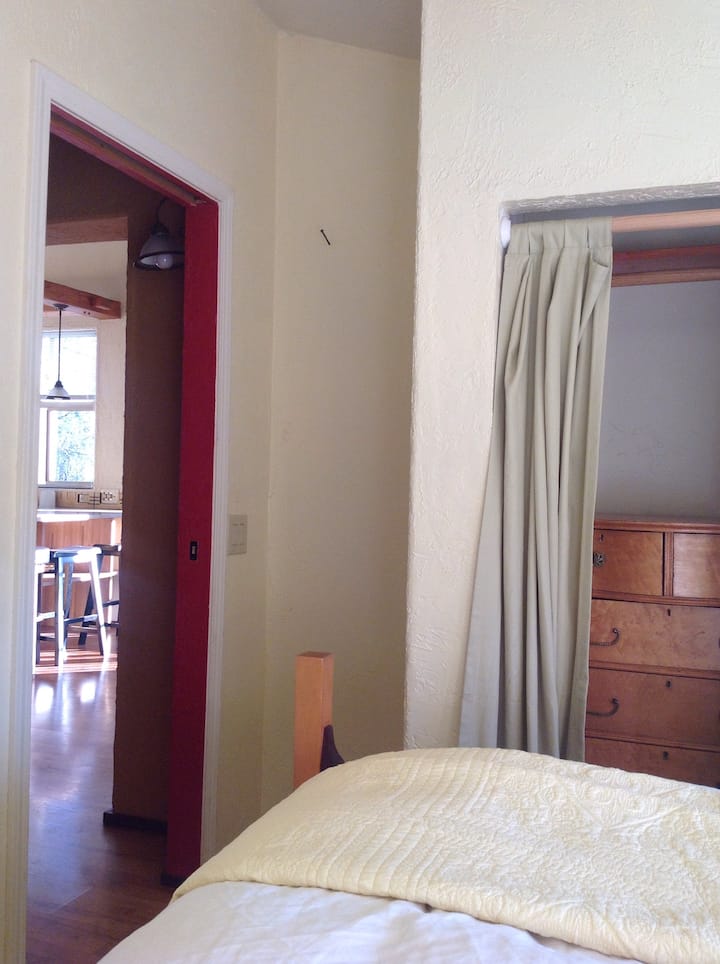 Malá spálňa s dverami.