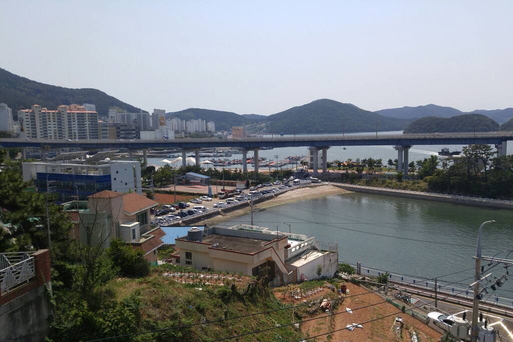 옥상에서 바라보는 전경입니다.
밤이면 야경이 더욱 좋습니다.^^