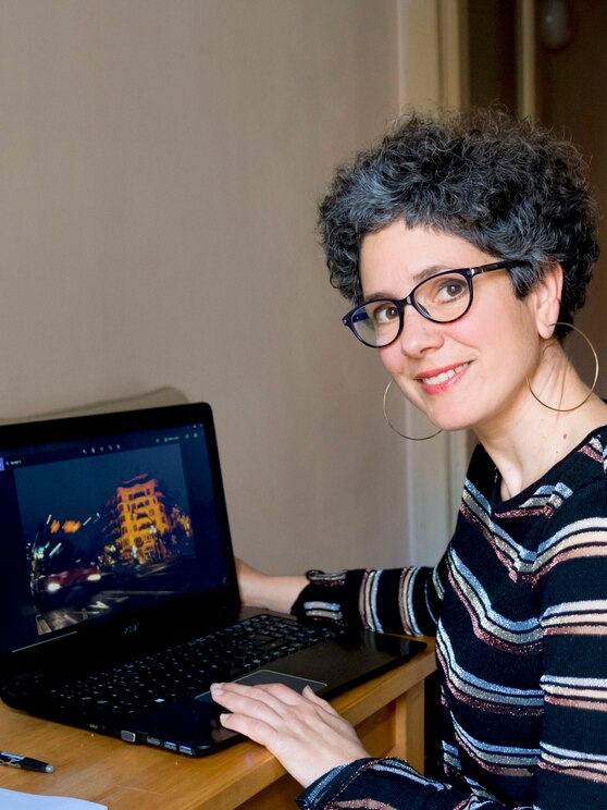 Show full-screen, host-provided image