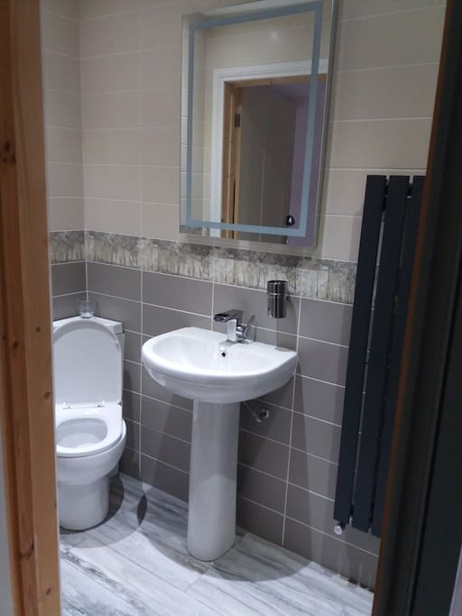 Both rooms have access to this en suite as well as 3 other toilets in the house and 2 other showers.
