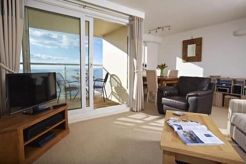 Top Airbnb: Seaspray - a perfect coastal retreat in South Huish
