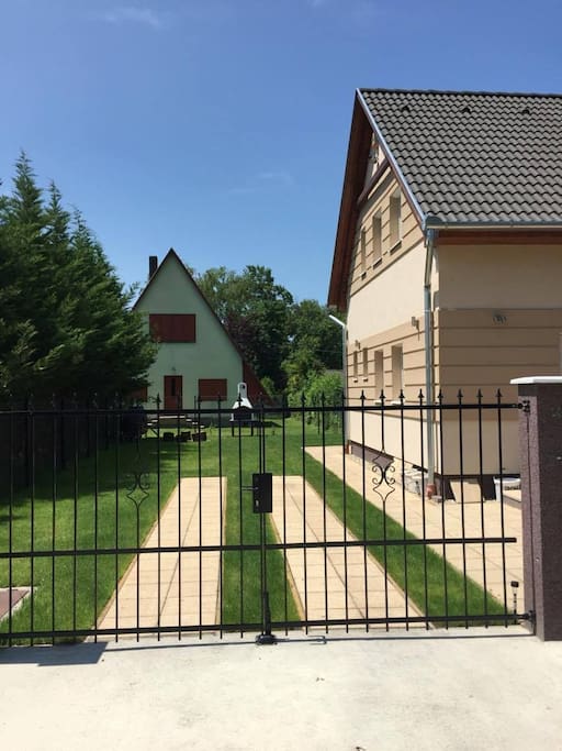 a nyaraló elölnézetből/summer house front side