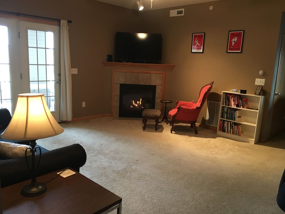 Spacious living room with fireplace and tv w/cable and TIVO.