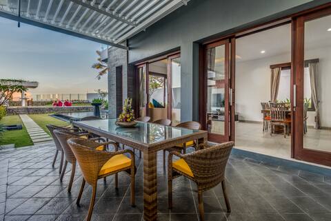 2 Connecting Beachfront Villas (6 Total Rooms)