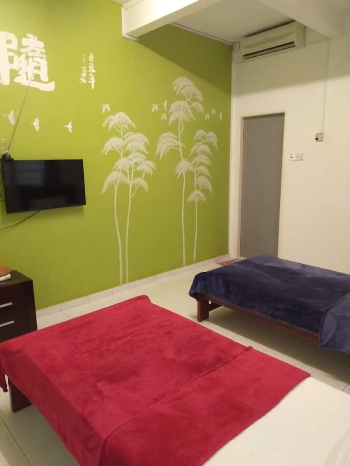 Chambre 4 - 2 lits simple attachés avec salle de bain privée. 