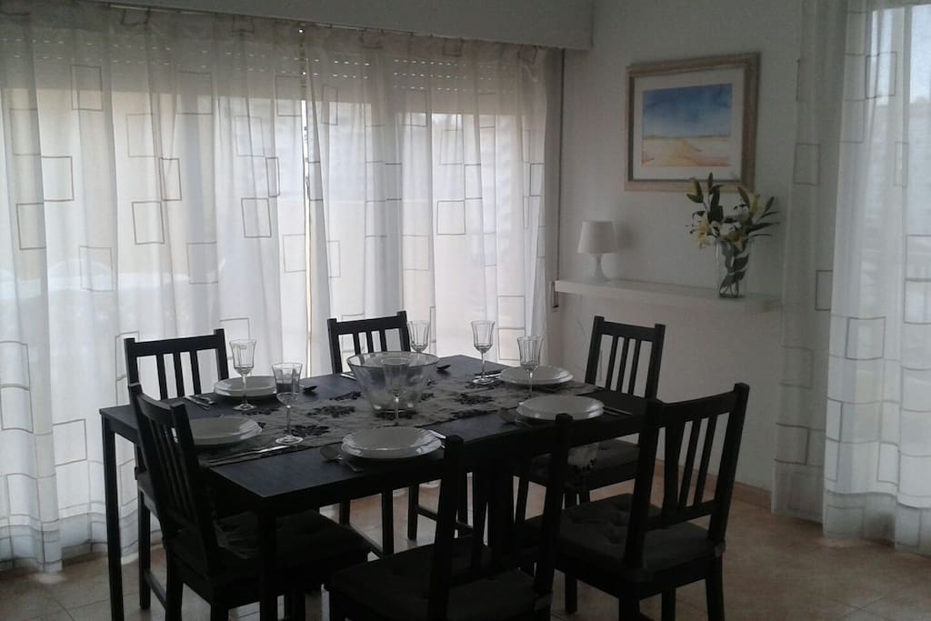 Comedor grande con dos mesas, que según disposición pueden llegar a juntar hasta 10 comensales.