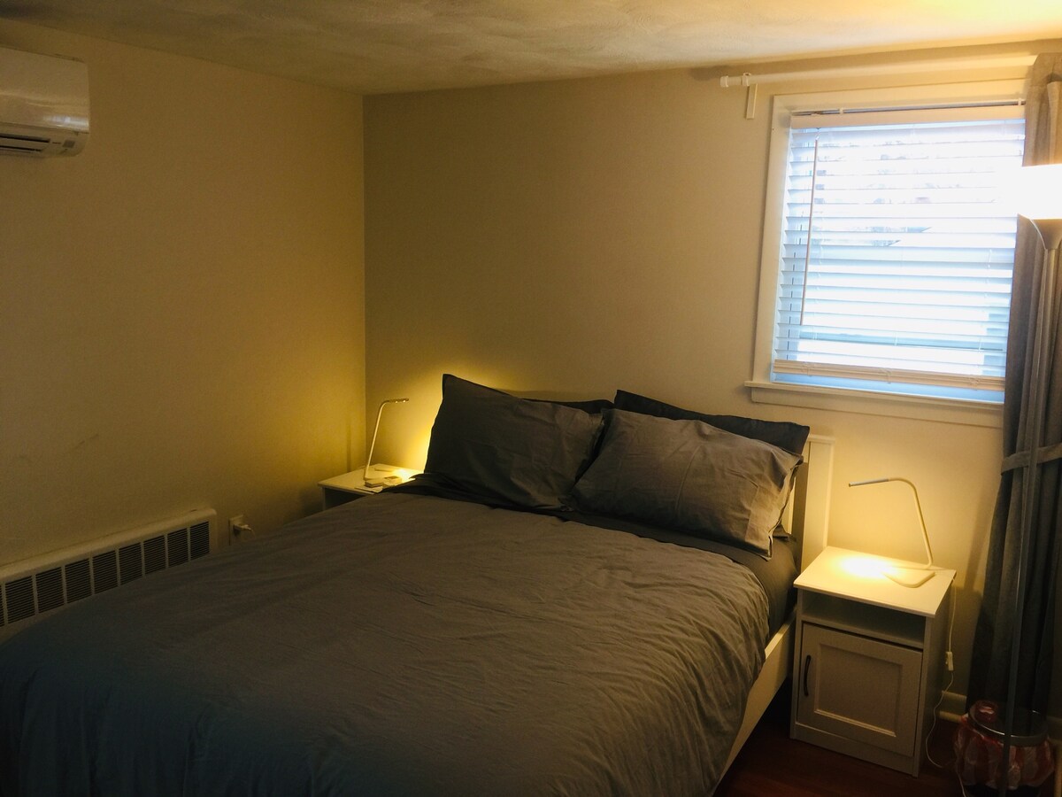 Chumba cha kulala cha Kwanza kina kitanda cha ukubwa wa malkia, stendi mbili za usiku zilizo na taa mbili za kitanda, kiyoyozi,taa na kabati la nguo.