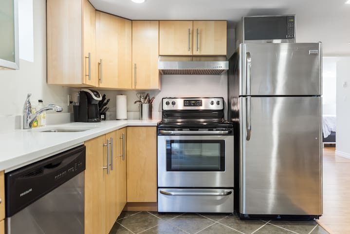 2 Bdrm Garden Suite in the hub of popular Main St gallery image 3