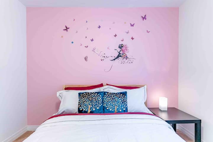 El tercer dormitorio cuenta con cama tamaño queen, ropa de cama de primera línea, toallas y libros de cuentos