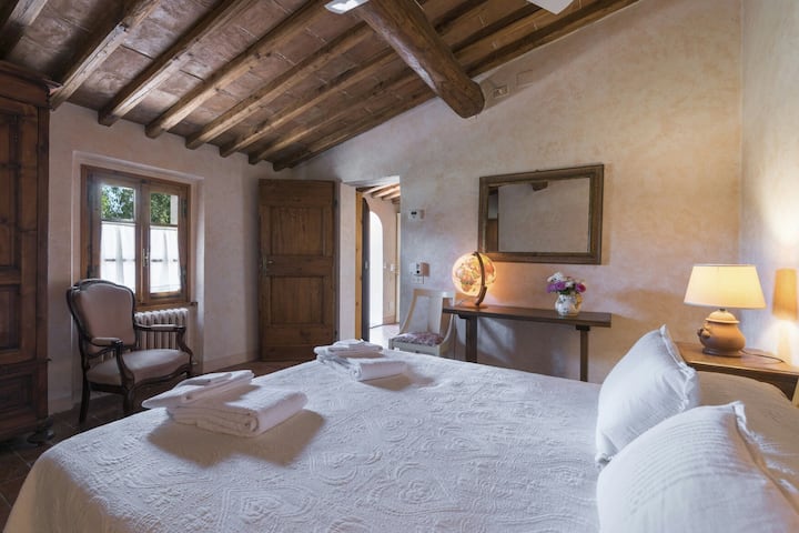 sovrum i toskansk stil med dubbelsäng, alla möbler har restaurerats av oss