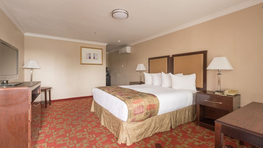 Private room King Bed Downtown Walk to Waterfront!