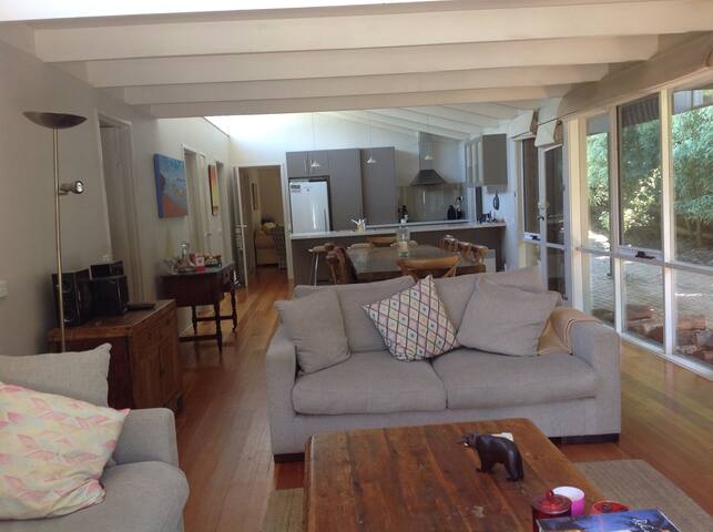 Cheerful 4 bedroom 3 bathroom home with pool gallery image 3