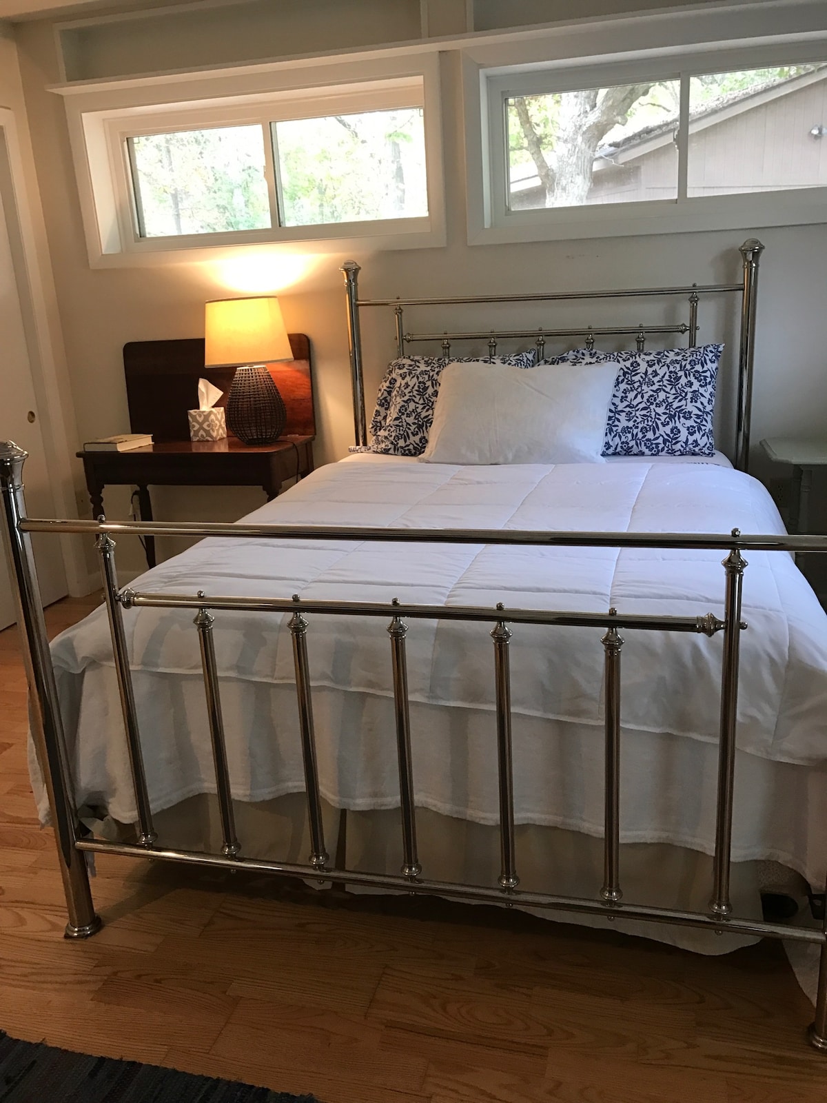 Hlavná spálňa na hlavnom poschodí sa pripája k obývacej izbe a kuchyni. Táto izba a hlavné poschodie sú vhodné pre nájomcov so zdravotným postihnutím.