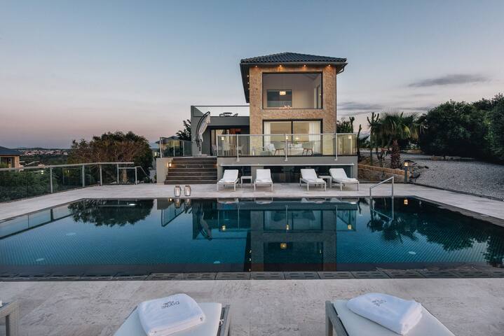 Villa Versailles-your luxury senses. Seafront gallery image 4