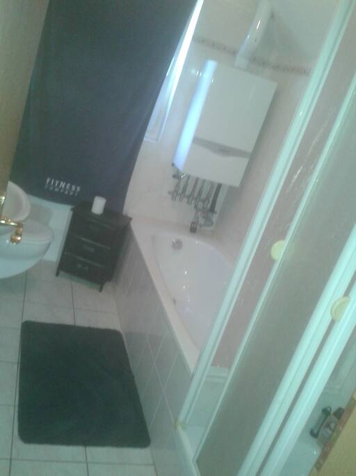Badewanne mit Dusche, mitbenutzung;