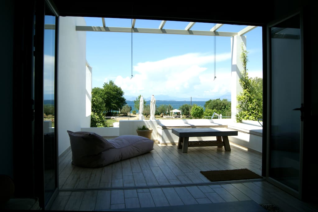 Private veranda with pool and sea view / Ιδιωτική βεράντα με θέα την πισίνα και τη θάλασσα