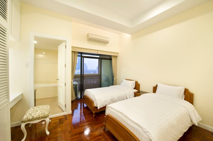 Luxury 3 Bedrooms Suite @BTS Phrompong gallery image 2