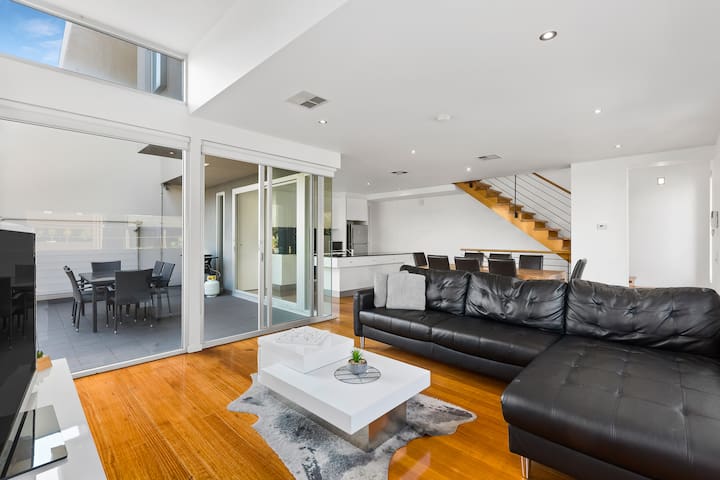 Large 3 level townhome, sleeps 10, 500m to beach