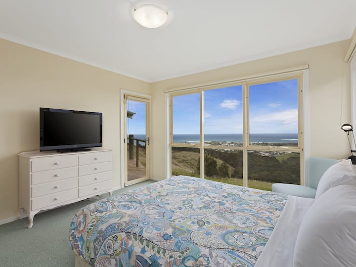 Deuxième vue de la chambre principale avec télévision et vue