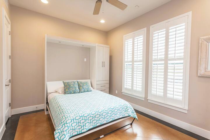 Gorgeous & Spacious in Downtown East Austin (NB) gallery image 5